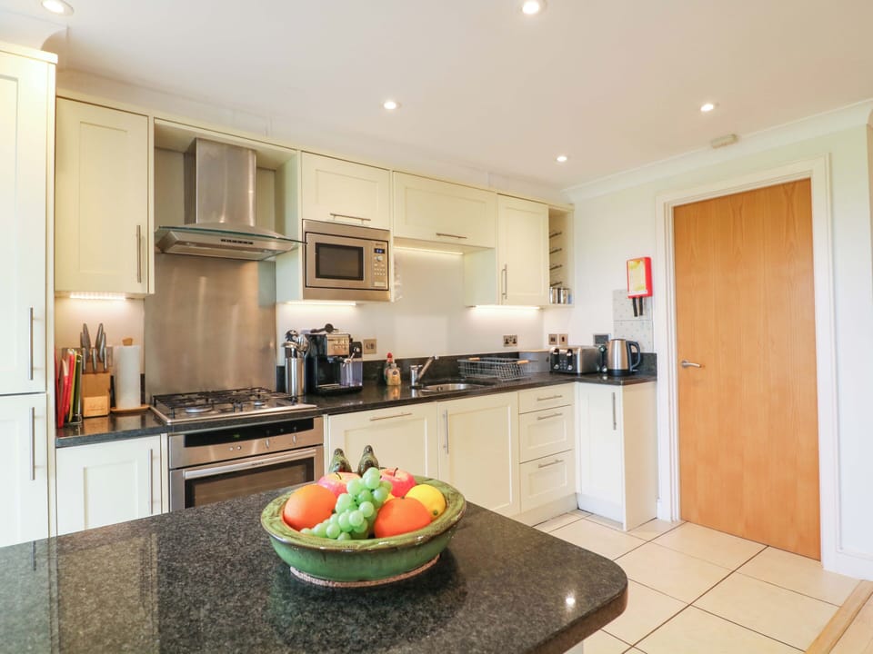 Cottage | Private kitchen | Dishwasher, cookware/dishes/utensils