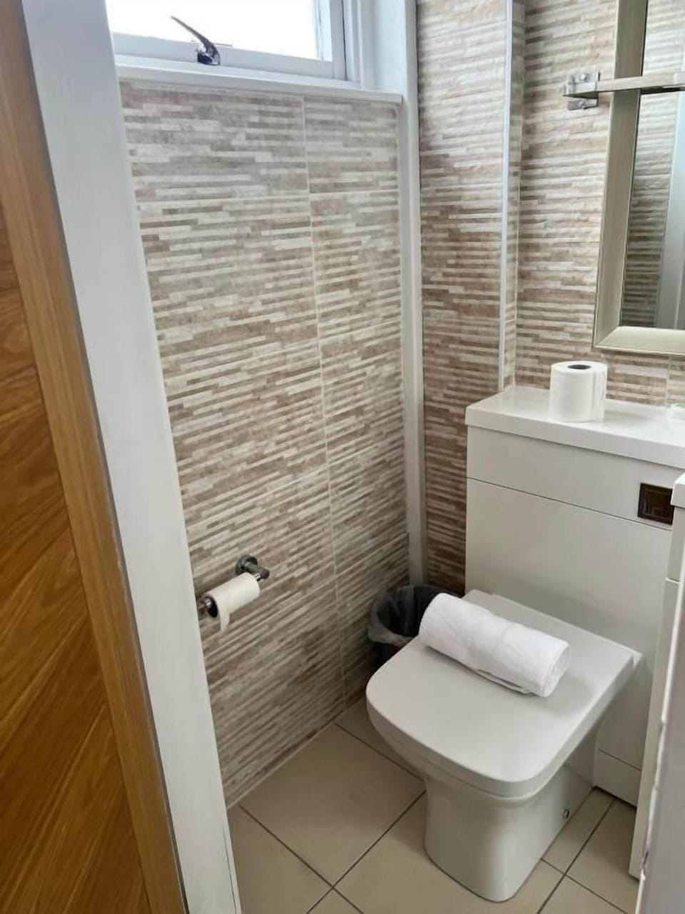 Deluxe Double Room | Bathroom | Shower, free toiletries, hair dryer, towels