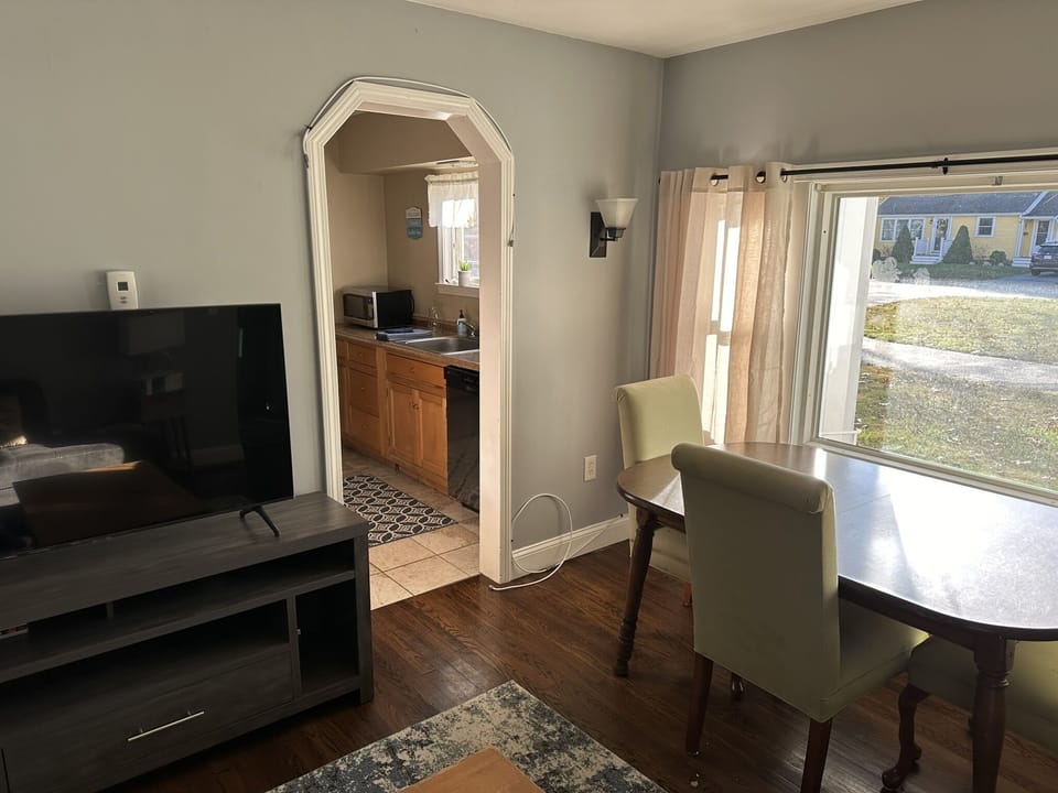 Kitchen entrance with Samsung smart TV left.