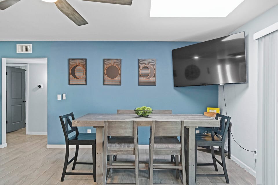 Dining Area | Dishes & Flatware Provided