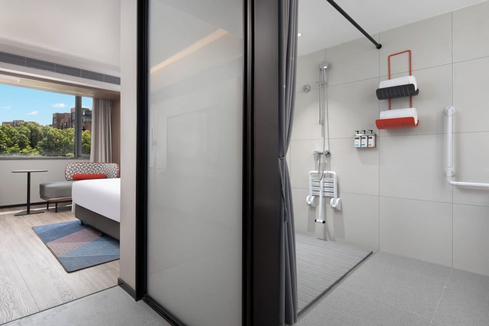 1 King Accessible | Bathroom | Shower, free toiletries, hair dryer, slippers