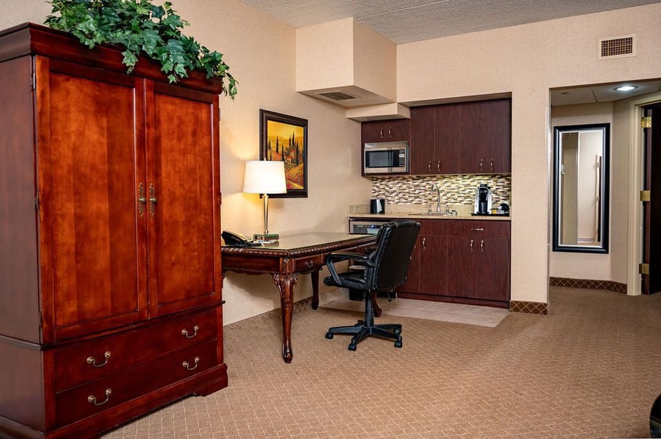 Deluxe Suite, 1 King Bed, Non Smoking (One-Bedroom) | Hypo-allergenic bedding, desk, laptop workspace, iron/ironing board