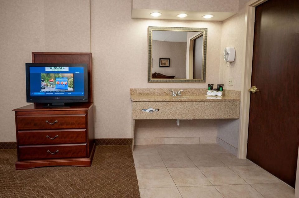 Rainfall showerhead, free toiletries, hair dryer, towels