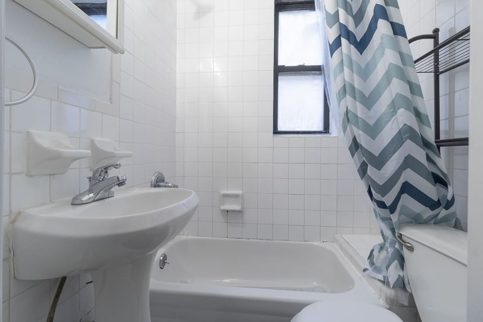 5-Bathroom(2)