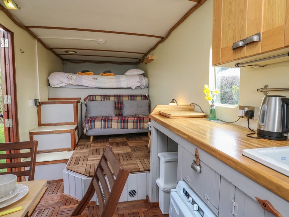 Cottage | Private kitchen | Fridge, electric kettle, toaster, cookware/dishes/utensils