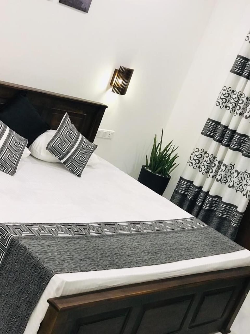 Deluxe Double or Twin Room | Soundproofing, iron/ironing board