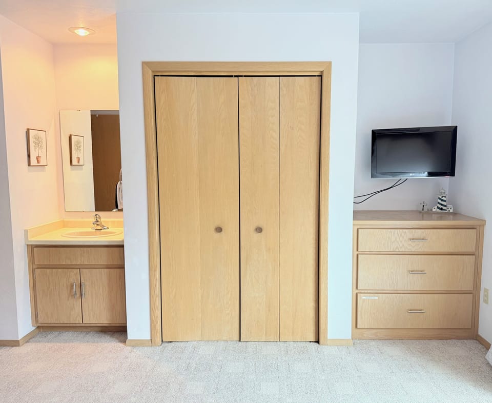 A sink/vanity space in the master bedroom