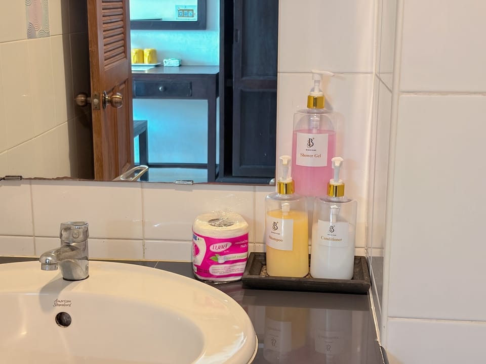 Premier Room | Bathroom | Shower, rainfall showerhead, free toiletries, towels