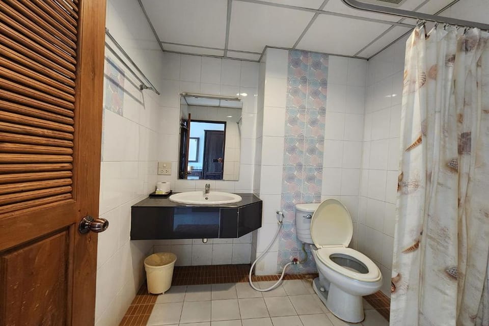 Shower, rainfall showerhead, free toiletries, towels