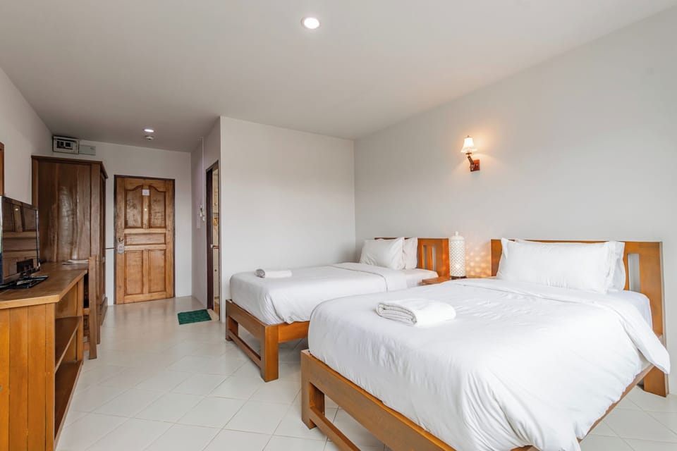Family Connecting Room | Desk, blackout drapes, free WiFi, bed sheets