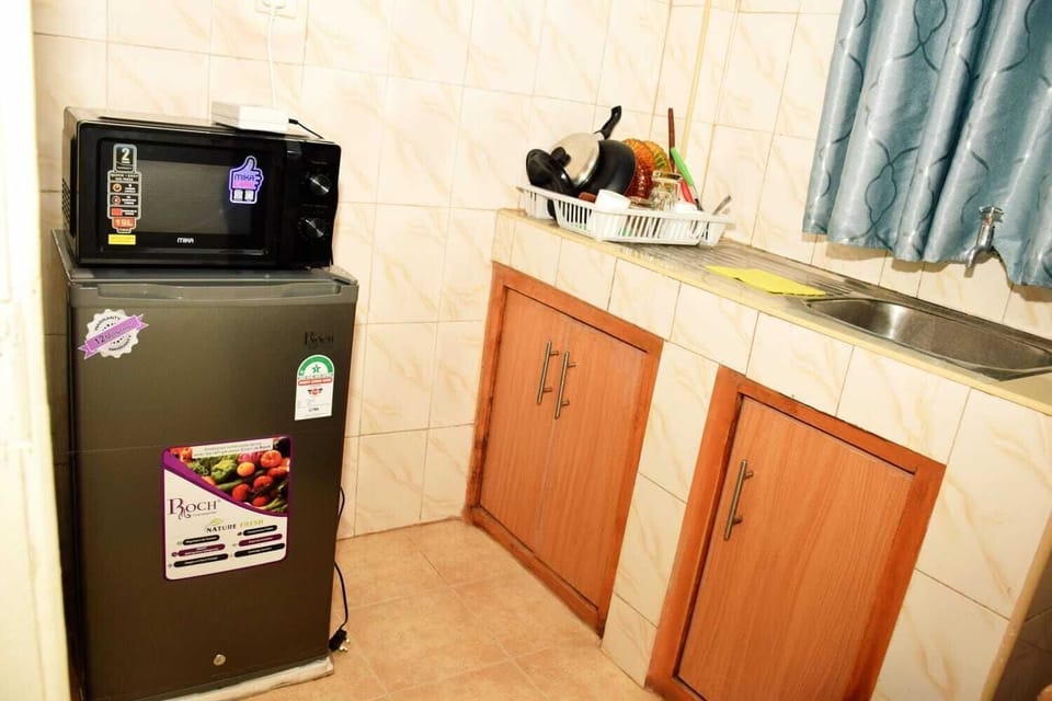 Business Apartment | Private kitchen | Fridge, microwave, cookware/dishes/utensils