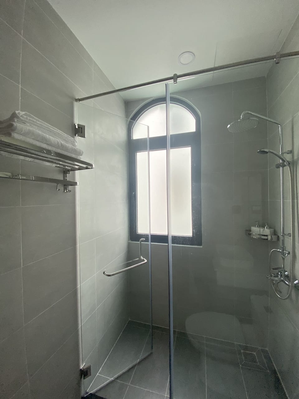 Rainfall showerhead, free toiletries, hair dryer, slippers