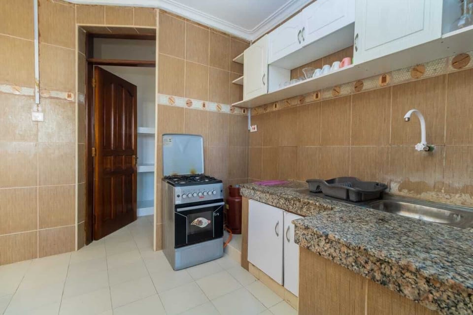 Family Apartment | Private kitchen | Fridge, microwave, cookware/dishes/utensils