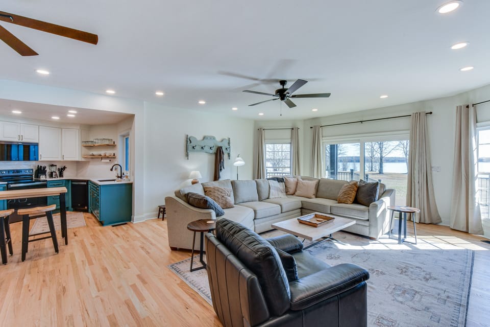 Living Room | Smart TV | Central A/C + Heating