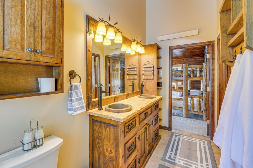 Full Bath | Complimentary Toiletries | Upper Level