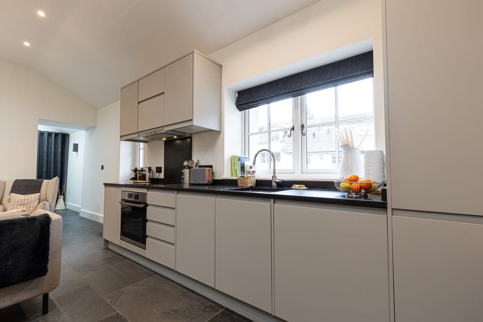 Cottage | Private kitchen | Dishwasher, electric kettle, toaster, cookware/dishes/utensils