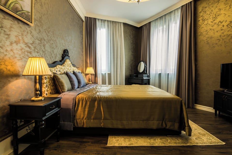 Premium bedding, memory foam beds, in-room safe, individually decorated