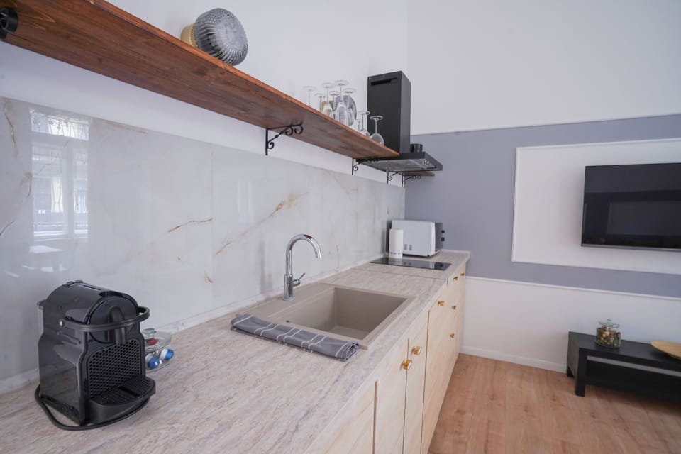 Exclusive Apartment | Private kitchen | Mini-fridge, microwave, oven, stovetop