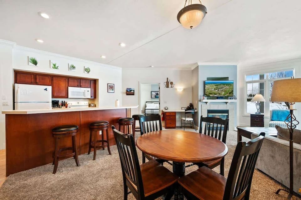 Enjoy an eat-in kitchen, perfectly situated to prepare all of your basic meals and snacks.