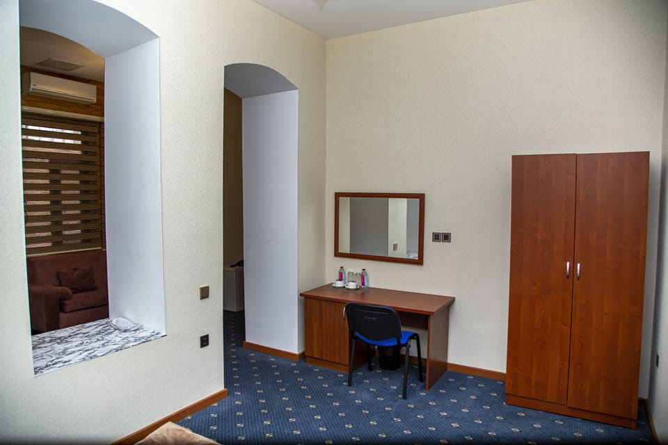 Standard Twin Room | Minibar, desk, soundproofing, WiFi (free)