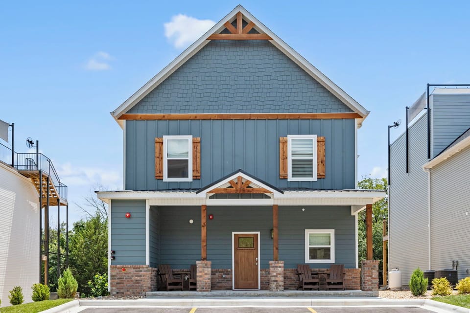 Lodge Exterior- Easy parking and Easy Entrance