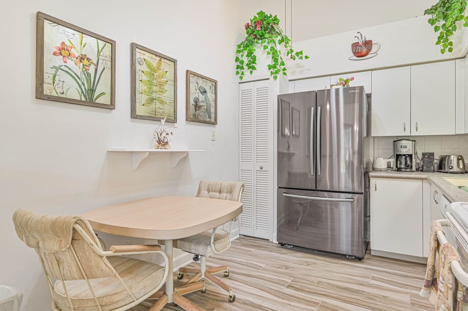 CC20823 - Breakfast nook in the kitchen
