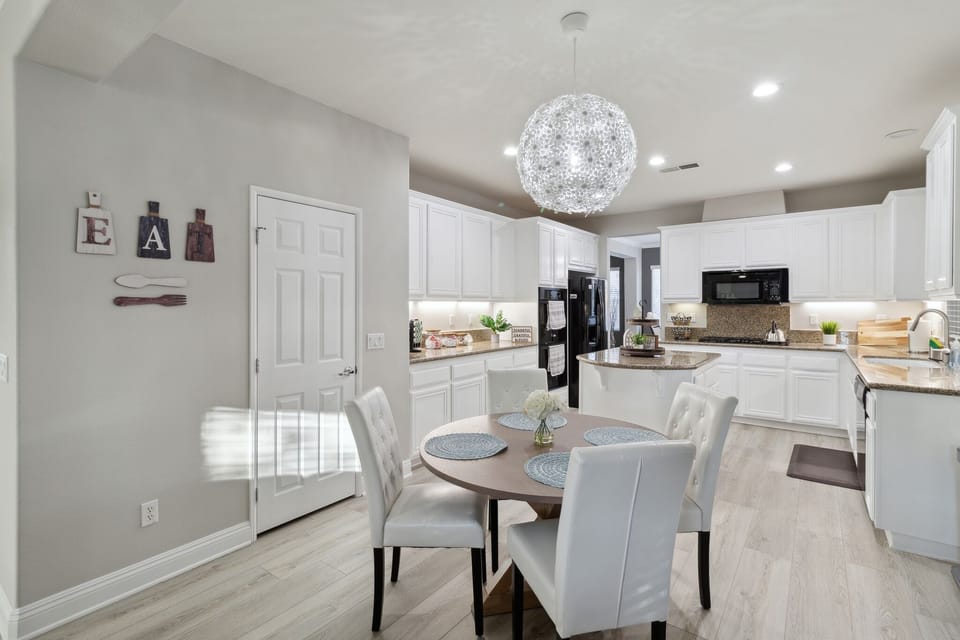 House, 5 Bedrooms | Private kitchen | Fridge, oven, coffee/tea maker, toaster