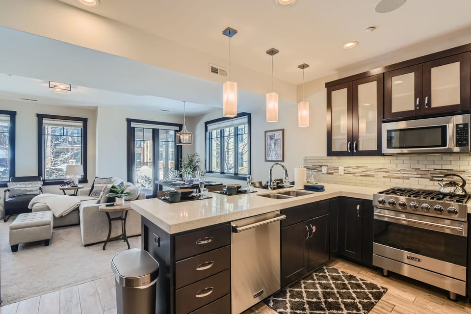 Condo, 3 Bedrooms | Private kitchen | Coffee/tea maker, fridge, oven, electric kettle