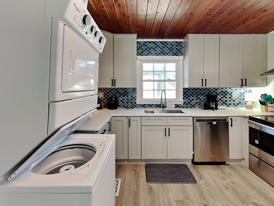 Kitchen - Fully Stocked Kitchen, W/D