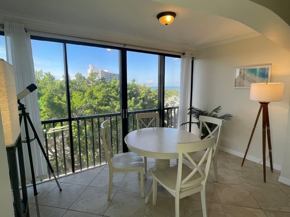 1-402 Lanai