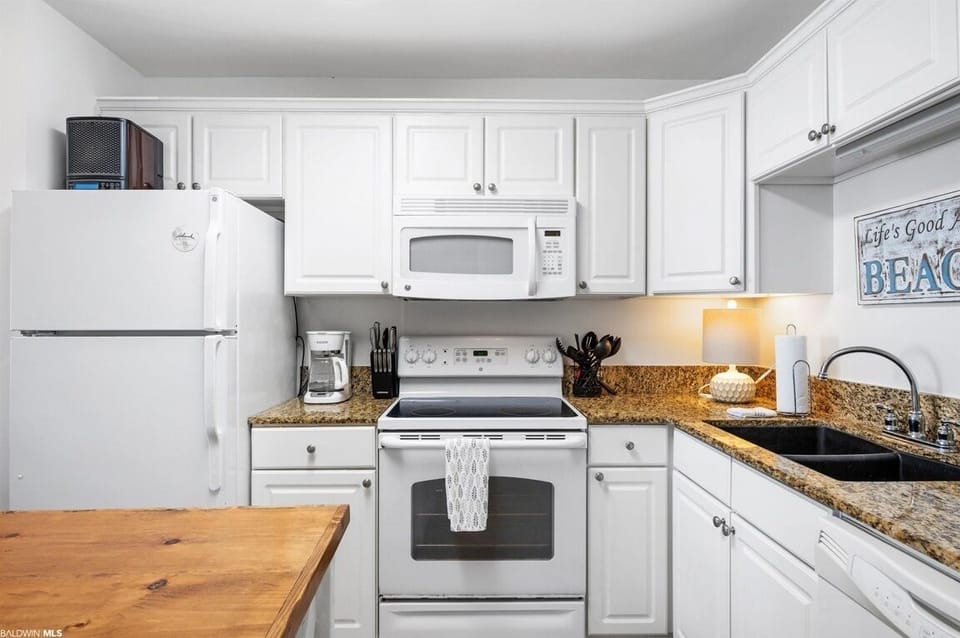 Fully equipped kitchen includes toaster, Keurig coffeemaker and blender 