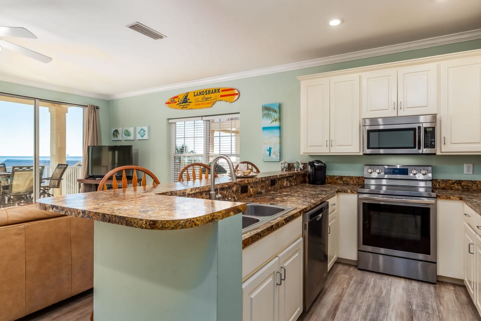 006 Mother of Pearl Full Equipped Kitchen