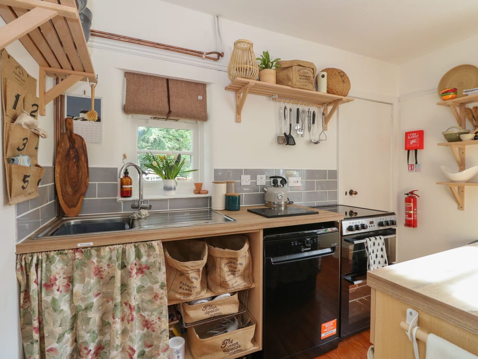 Cottage | Private kitchen | Dishwasher, electric kettle, toaster, cookware/dishes/utensils