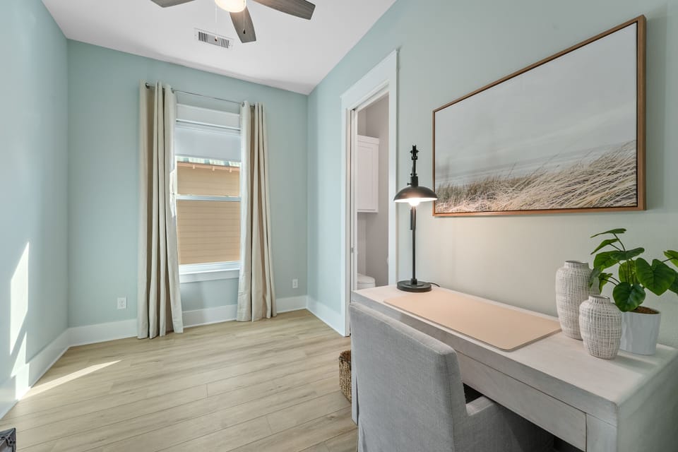 Upper level office space, great for workcations