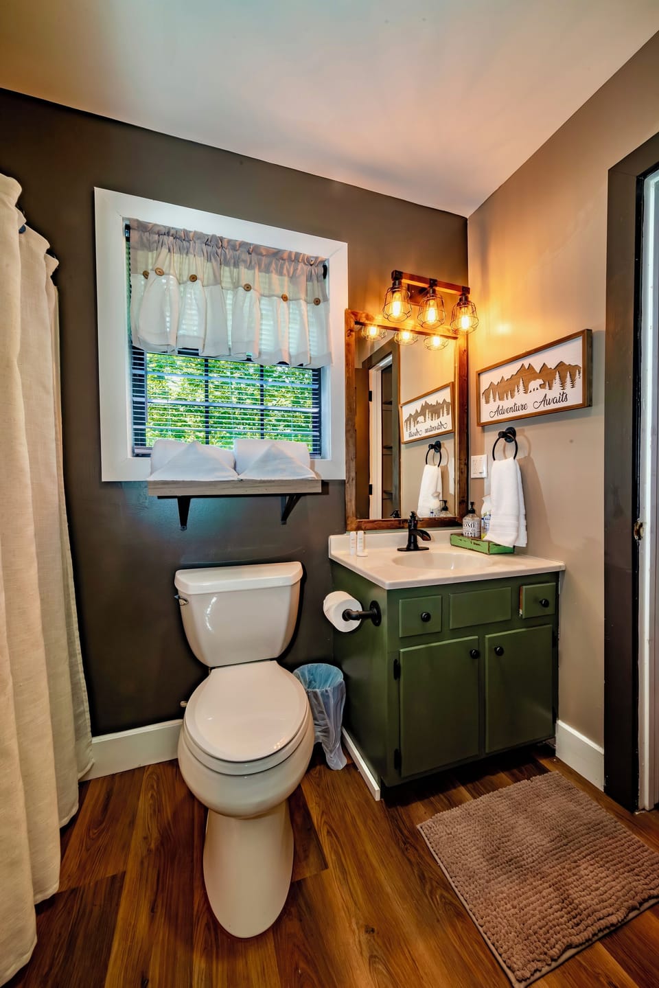 King Loft on suite bathroom. Shower/tub combo.