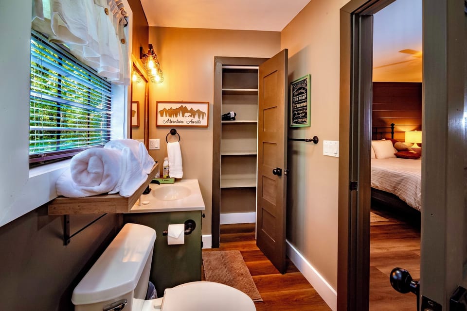 King Loft on suite bathroom. Shower/tub combo.
