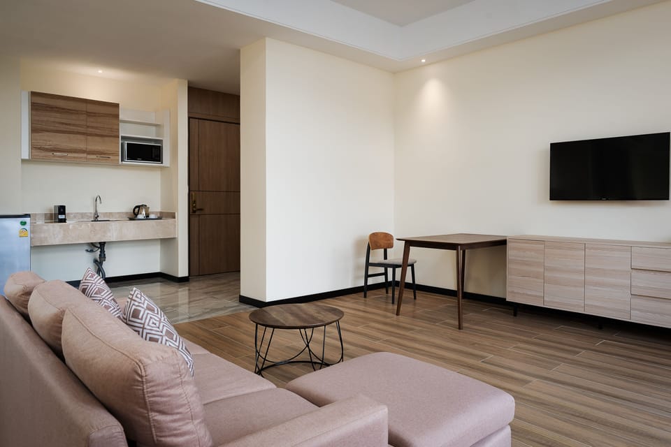 Exclusive Room | Living room | 45-inch flat-screen TV with satellite channels