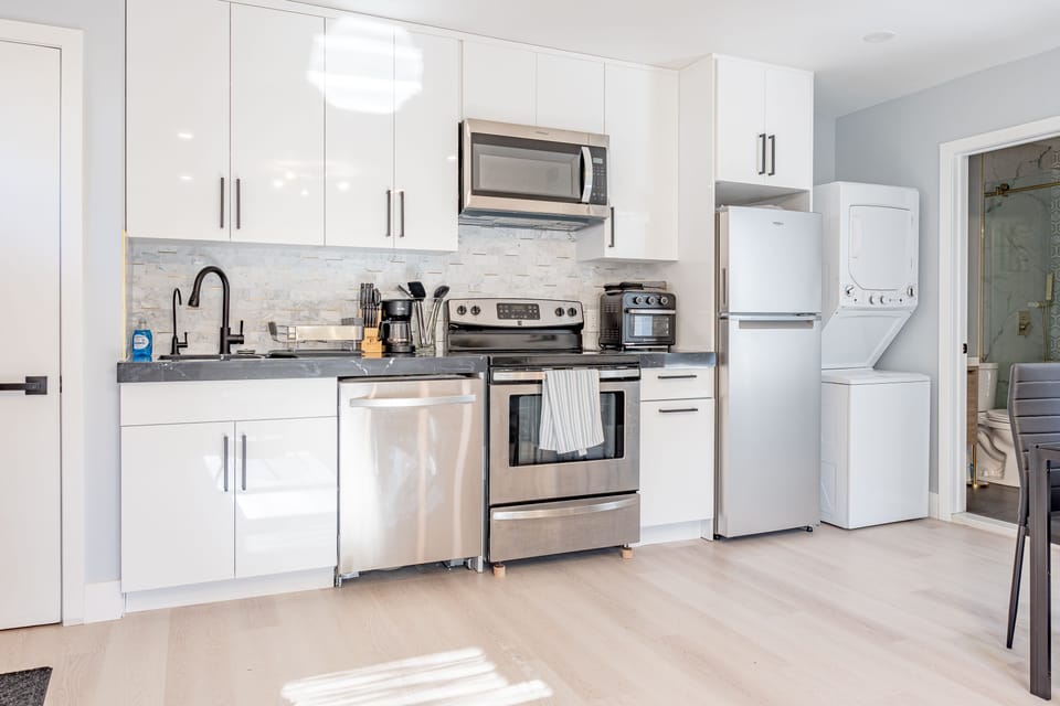 Guesthouse kitchen, washer and dryer 