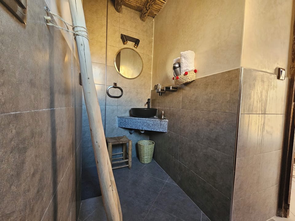 Comfort Double Room | Bathroom | Shower, rainfall showerhead, hair dryer, towels