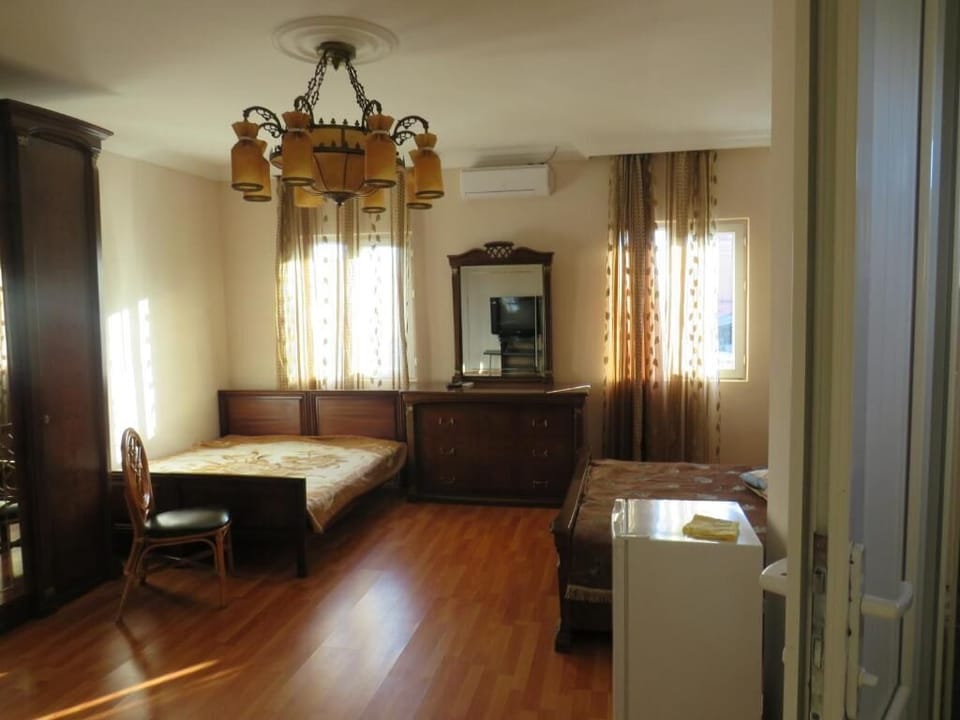 Family Room | Iron/ironing board, free WiFi