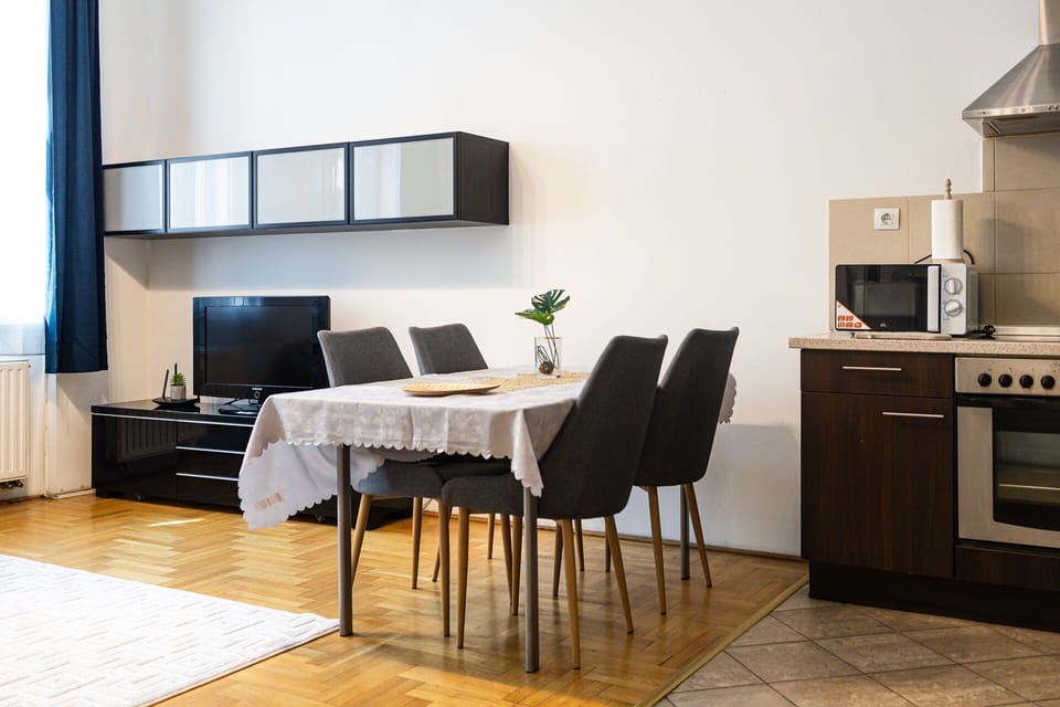 Deluxe Apartment | Dining room