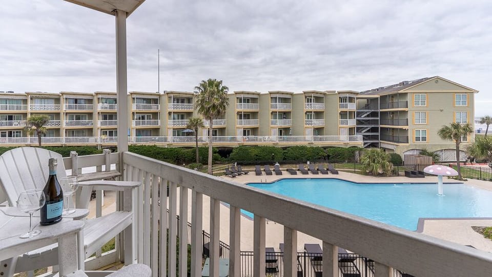 Look at the pool!