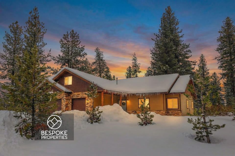 Your group basecamp on Lake Cascade and just outside Tamarack—room for everyone, minutes to the lifts.