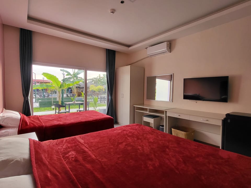 Deluxe Twin Room | In-room safe, desk, laptop workspace, blackout drapes