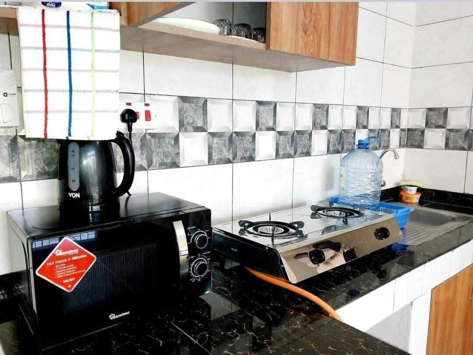 Business Apartment | Private kitchen | Fridge, microwave, cookware/dishes/utensils