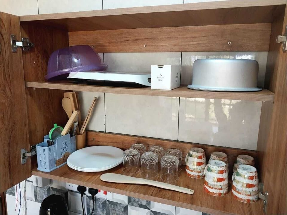Business Apartment | Private kitchen | Fridge, microwave, cookware/dishes/utensils