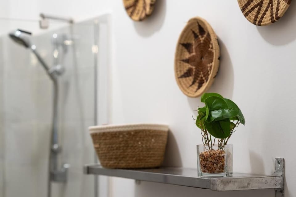 Studio Suite | Bathroom | Towels, soap, shampoo, toilet paper