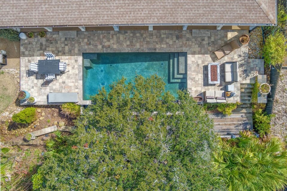 Marvel from above at Casa de Riviera’s sparkling infinity pool, offering a breathtaking perspective of this luxurious outdoor retreat.
