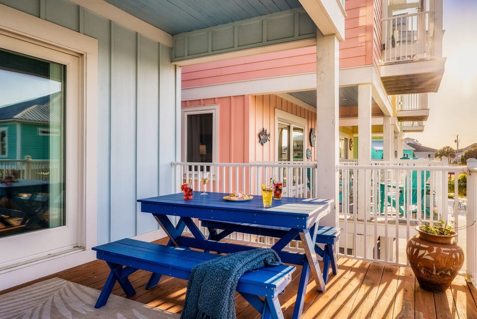 [Patio] Indulge in a perfect al fresco haven for dining and lounging