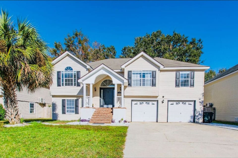 Welcome to your Savannah getaway! This spacious and charming home offers plenty of parking and is just a short drive to the city`s best attractions.